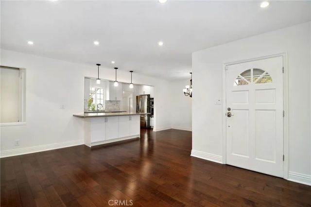 5352 Geyser Avenue, Tarzana, CA 91356