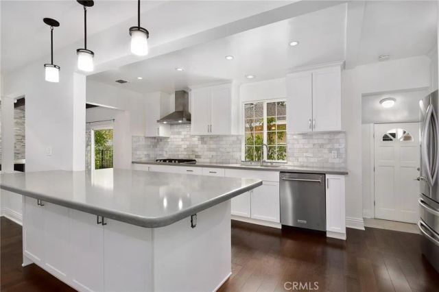 5352 Geyser Avenue, Tarzana, CA 91356