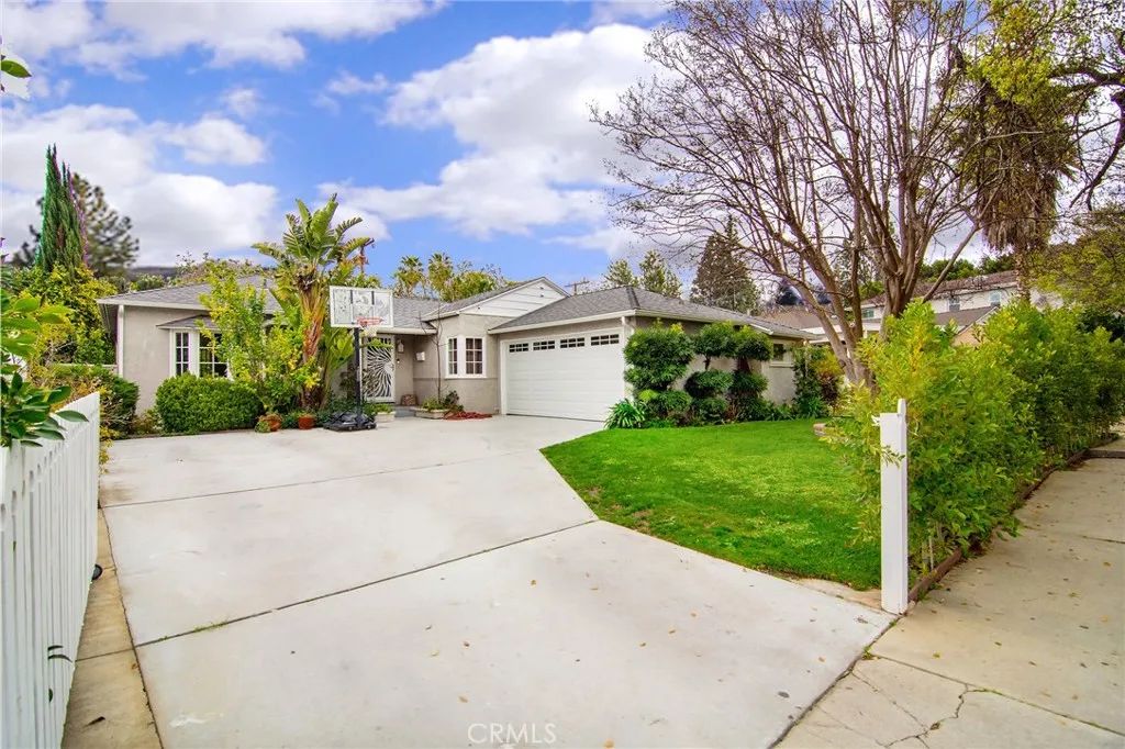 5352 Geyser Avenue, Tarzana, CA 91356