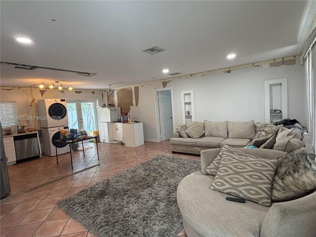 1800 Jamaica Dr, Miramar, FL 33023