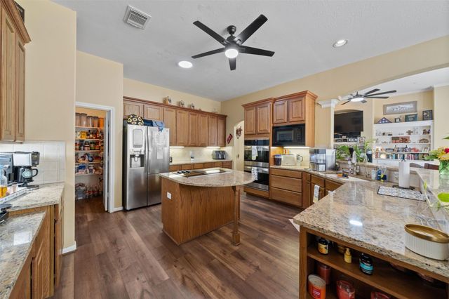 210 Southwood Circle, Baytown, TX 77520