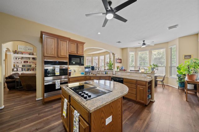 210 Southwood Circle, Baytown, TX 77520