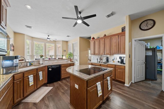 210 Southwood Circle, Baytown, TX 77520