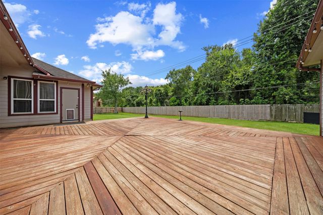 210 Southwood Circle, Baytown, TX 77520