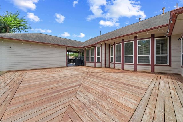 210 Southwood Circle, Baytown, TX 77520