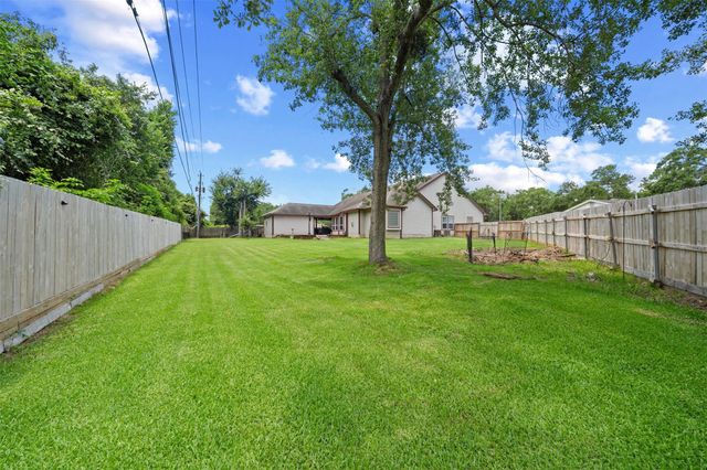 210 Southwood Circle, Baytown, TX 77520