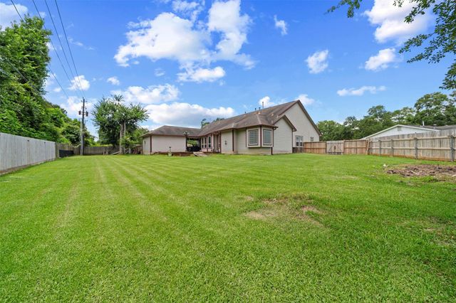 210 Southwood Circle, Baytown, TX 77520