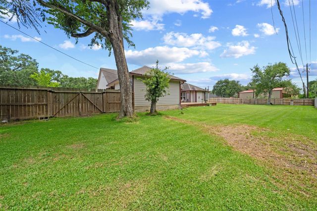 210 Southwood Circle, Baytown, TX 77520