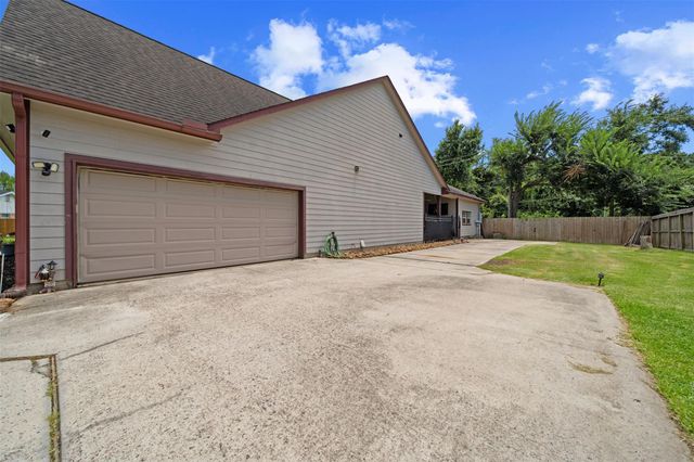 210 Southwood Circle, Baytown, TX 77520