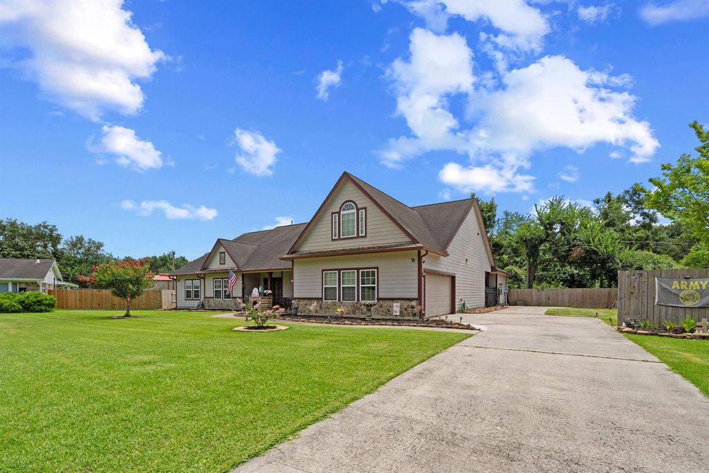 210 Southwood Circle, Baytown, TX 77520