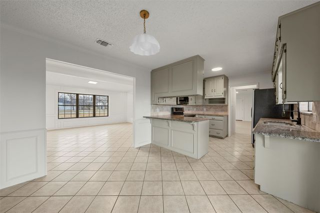 608 S Colorado Street, Whitney, TX 76692