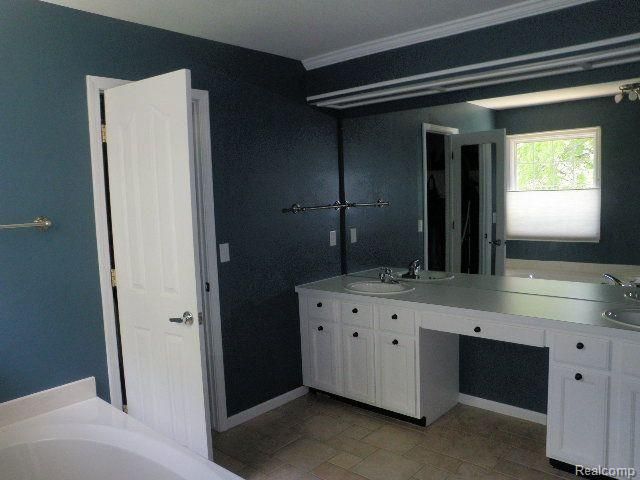 3743 Rolling Hills Road, Lake Orion, MI 48359