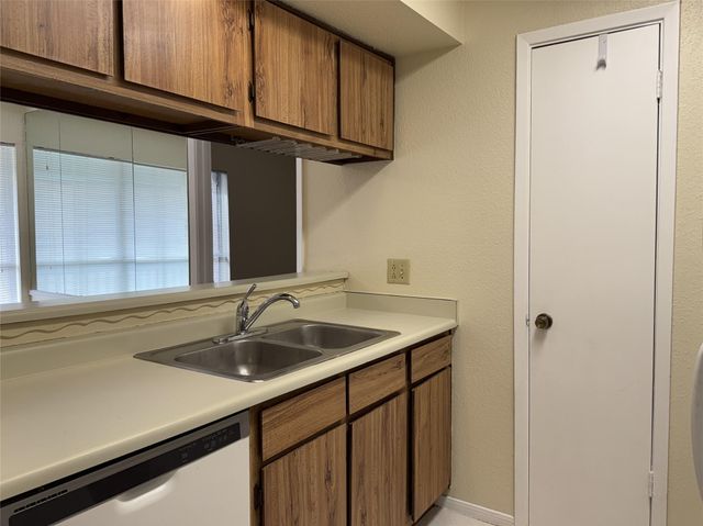 1516 Bay Area Boulevard Q-8, Houston, TX 77058