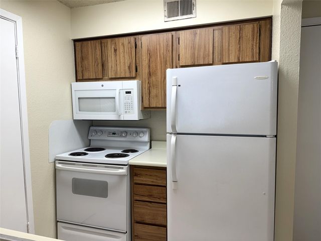 1516 Bay Area Boulevard Q-8, Houston, TX 77058