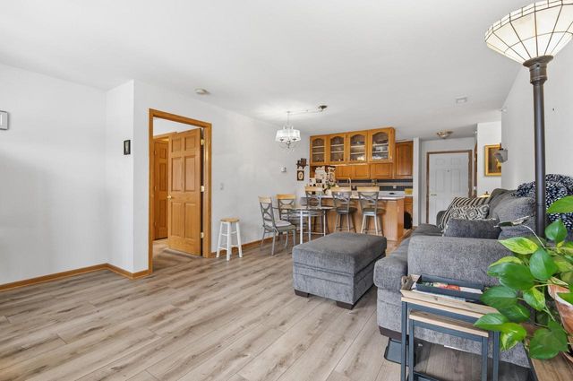 207 Oconomowoc PARKWAY, Oconomowoc, WI 53066