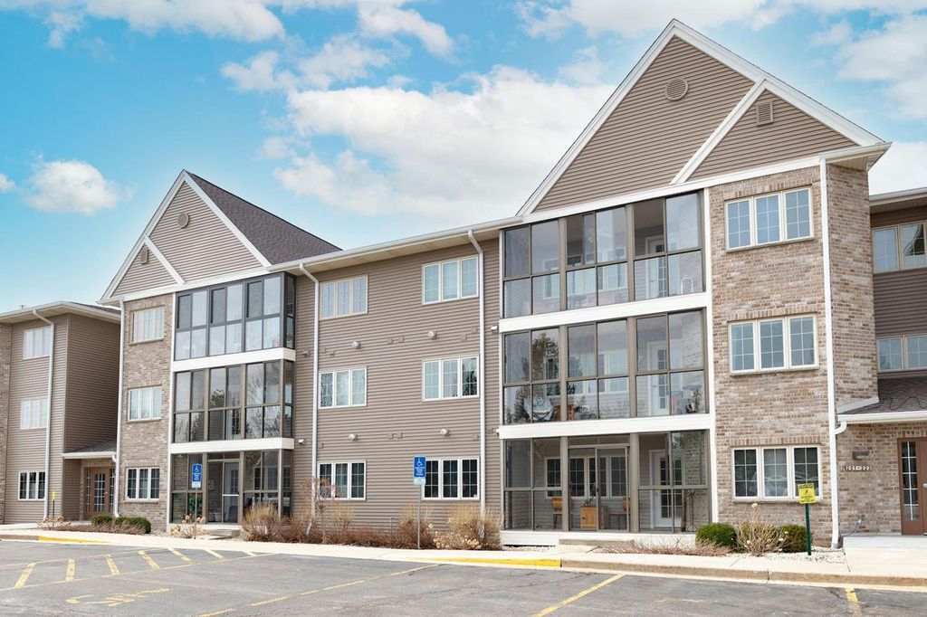 207 Oconomowoc PARKWAY, Oconomowoc, WI 53066