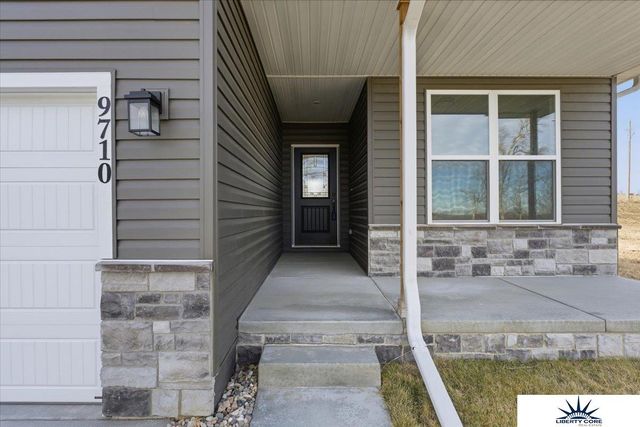 9710 N 167th Avenue Circle, Bennington, NE 68007