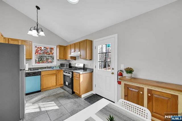 96 Papscoe Road, West Milford, NJ 07421