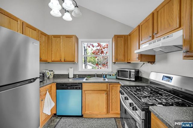 96 Papscoe Road, West Milford, NJ 07421