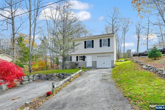96 Papscoe Road, West Milford, NJ 07421