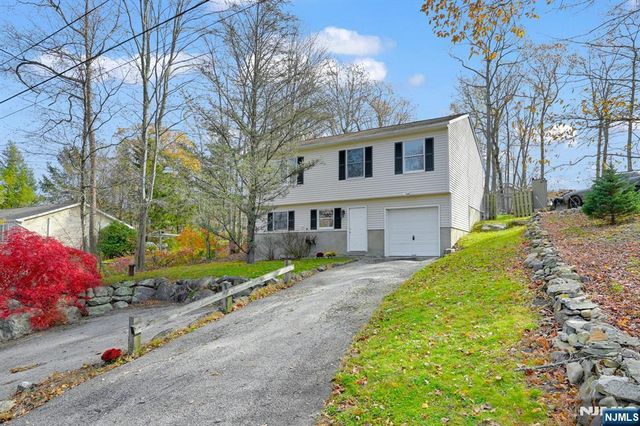 96 Papscoe Road, West Milford, NJ 07421