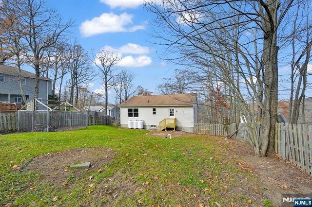 96 Papscoe Road, West Milford, NJ 07421