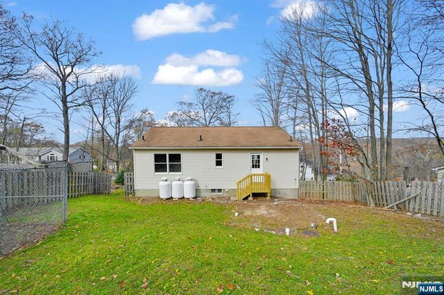 96 Papscoe Road, West Milford, NJ 07421