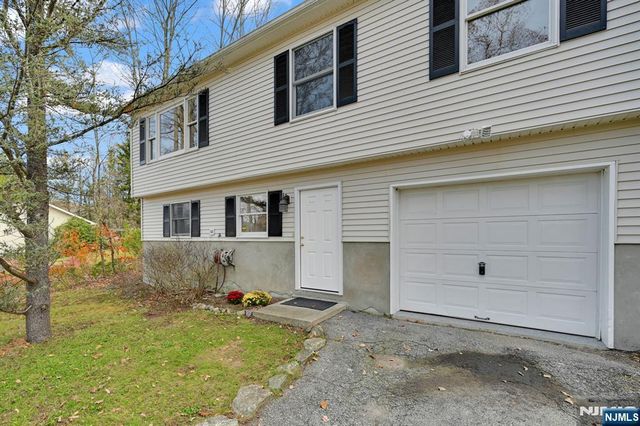 96 Papscoe Road, West Milford, NJ 07421