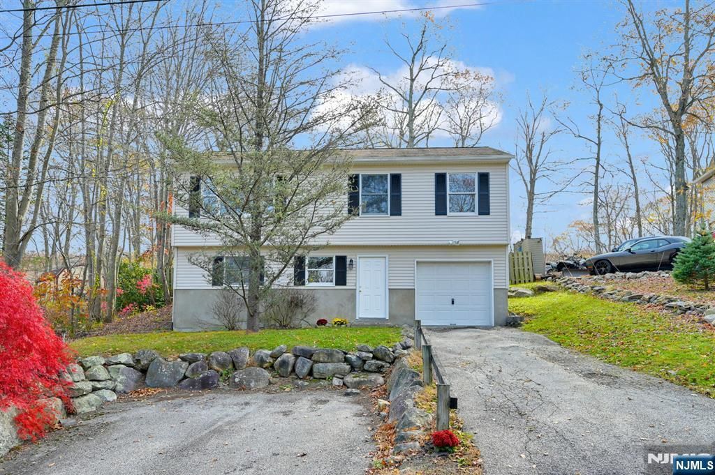 96 Papscoe Road, West Milford, NJ 07421