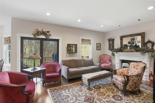 17 Skyview Lane, Mahopac, NY 10541