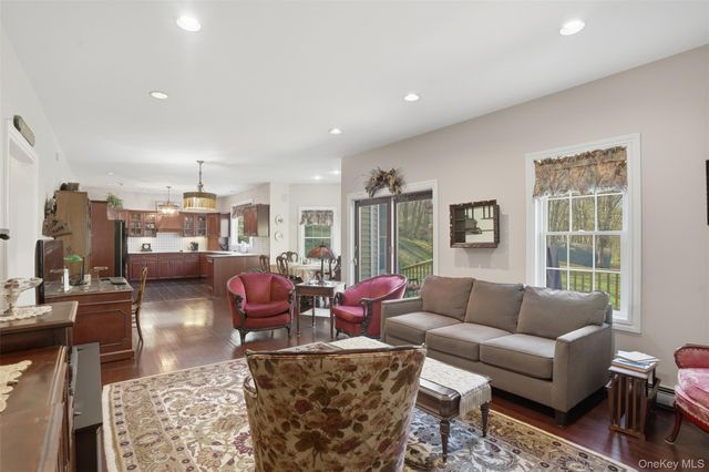 17 Skyview Lane, Mahopac, NY 10541