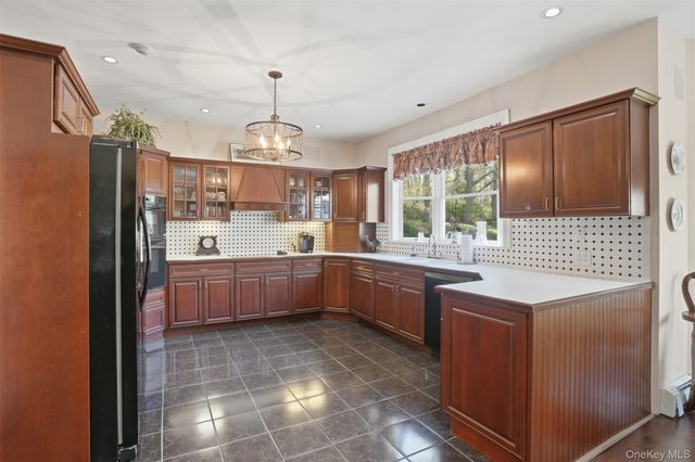 17 Skyview Lane, Mahopac, NY 10541