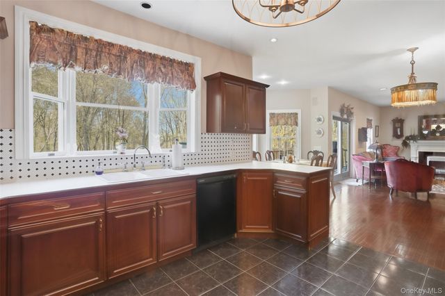 17 Skyview Lane, Mahopac, NY 10541