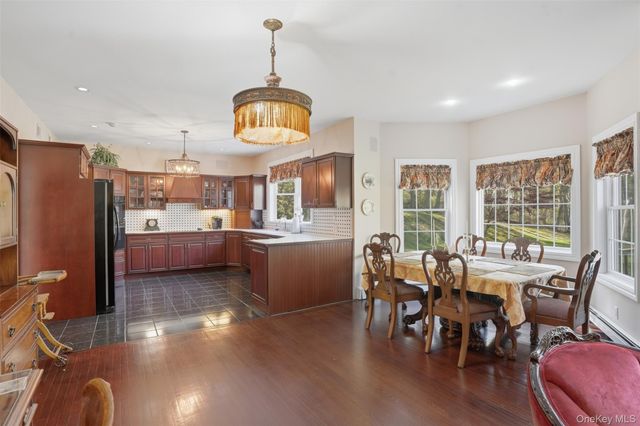 17 Skyview Lane, Mahopac, NY 10541