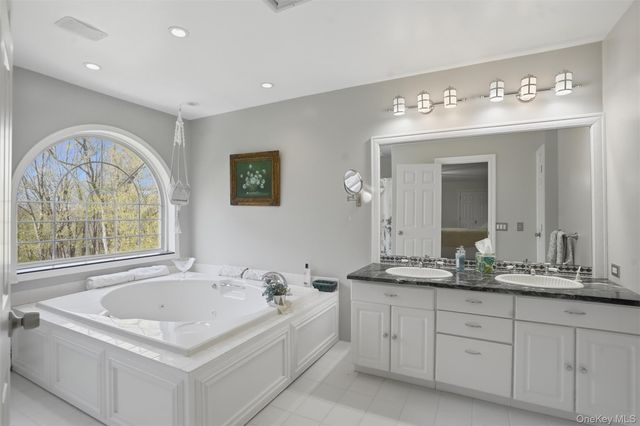 17 Skyview Lane, Mahopac, NY 10541