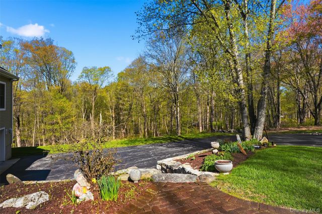 17 Skyview Lane, Mahopac, NY 10541