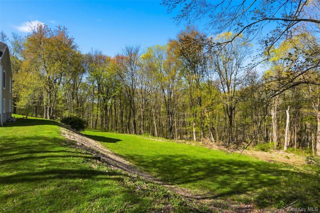 17 Skyview Lane, Mahopac, NY 10541
