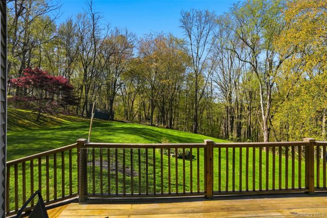 17 Skyview Lane, Mahopac, NY 10541