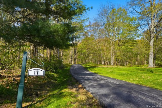 17 Skyview Lane, Mahopac, NY 10541