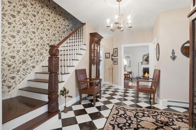 17 Skyview Lane, Mahopac, NY 10541