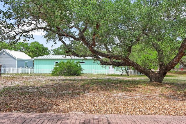 39 Old Cottage Beach Dr, Rockport, TX 78382
