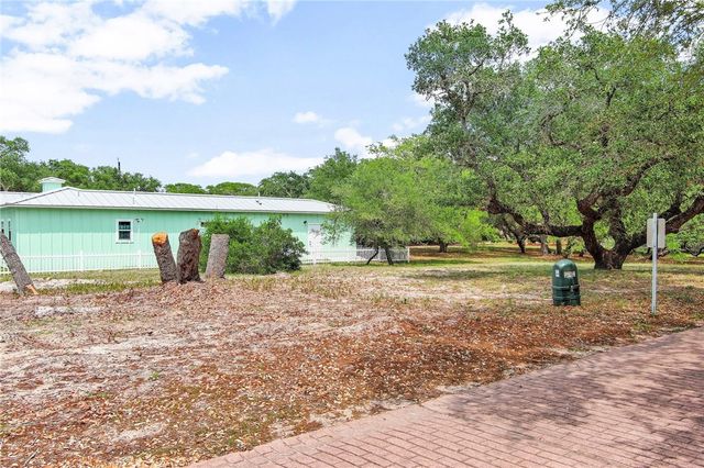 39 Old Cottage Beach Dr, Rockport, TX 78382