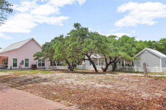 39 Old Cottage Beach Dr, Rockport, TX 78382