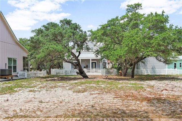 39 Old Cottage Beach Dr, Rockport, TX 78382