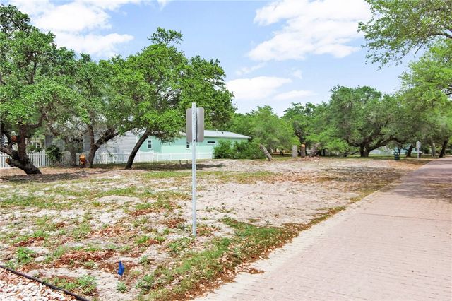 39 Old Cottage Beach Dr, Rockport, TX 78382