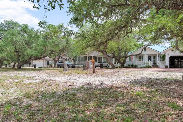 39 Old Cottage Beach Dr, Rockport, TX 78382