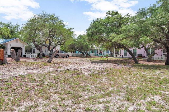 39 Old Cottage Beach Dr, Rockport, TX 78382