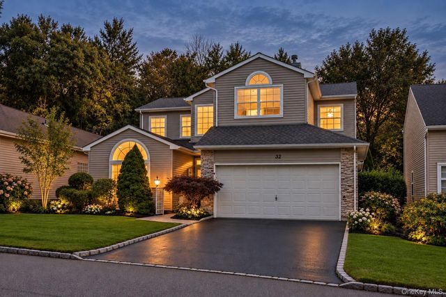 32 Hamlet Drive, Hauppauge, NY 11788