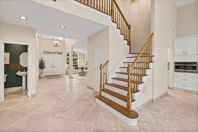 32 Hamlet Drive, Hauppauge, NY 11788
