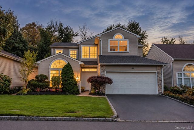 32 Hamlet Drive, Hauppauge, NY 11788